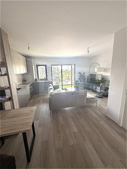 Apartament cu 3 camere semidecomandat, mobilat în Florești