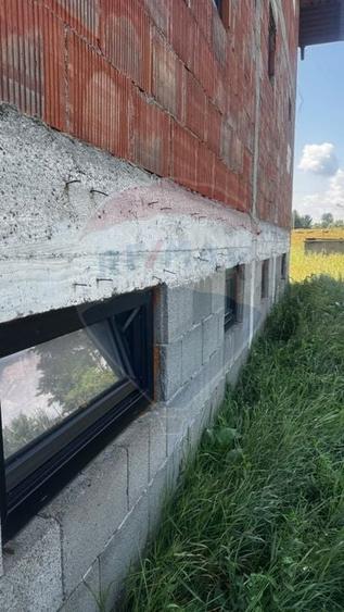 Casă individuală cu 6 camere cu Teren 1000 Mp în Costâna