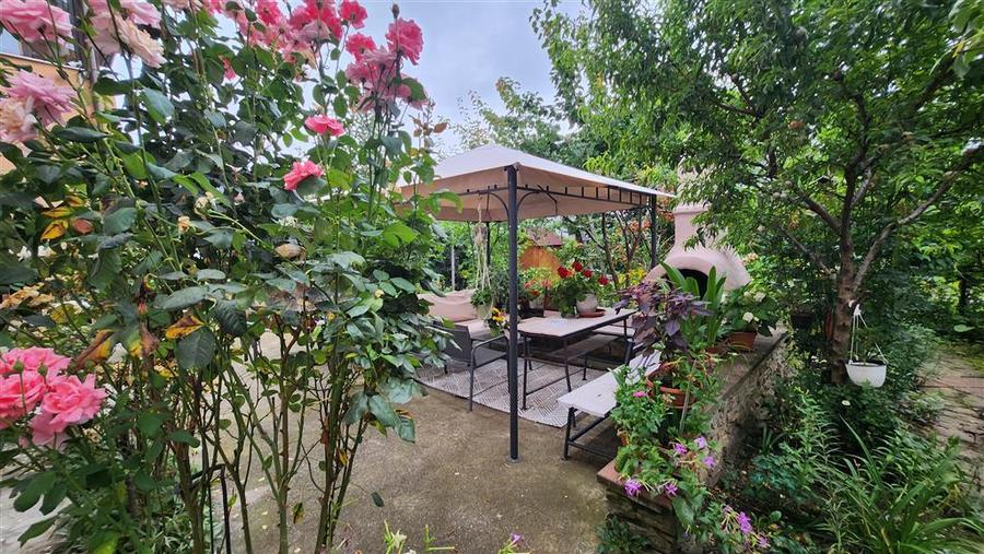 Casă individuală cu 8 camere cu Canalizare în Ultracentral