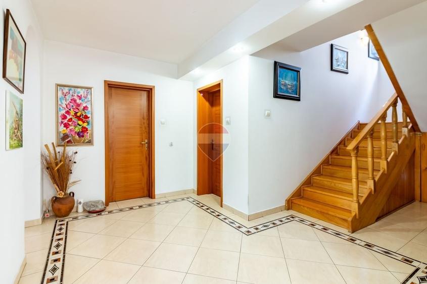 Casă individuală cu 6 camere cu Piscina în Roșu