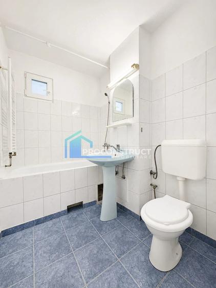 Apartament cu 3 camere semidecomandat în Buziașului