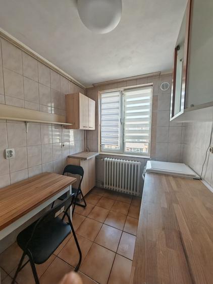 Apartament cu 3 camere semidecomandat în Colentina