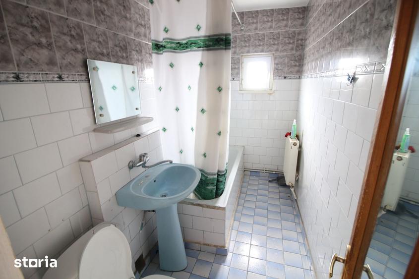 Apartament cu 4 camere decomandat în Micro 17