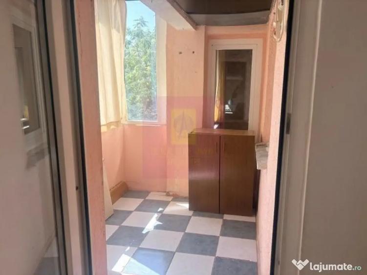 Apartament cu 3 camere decomandat în Drumul Sării