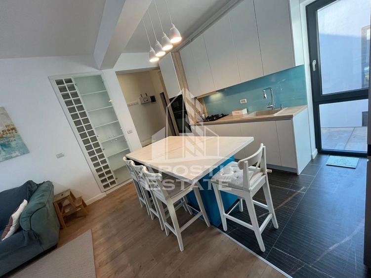 Apartament cu 3 camere semidecomandat, mobilat în Central