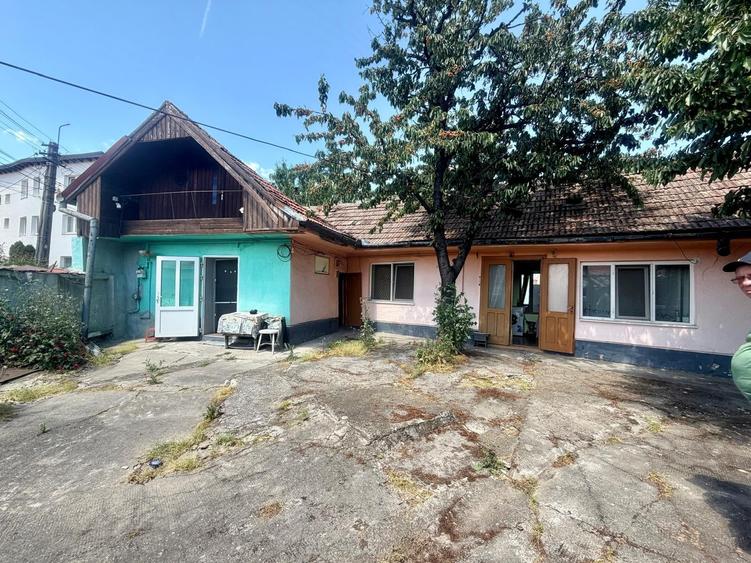 Casă individuală cu 3 camere cu Garaj în Central