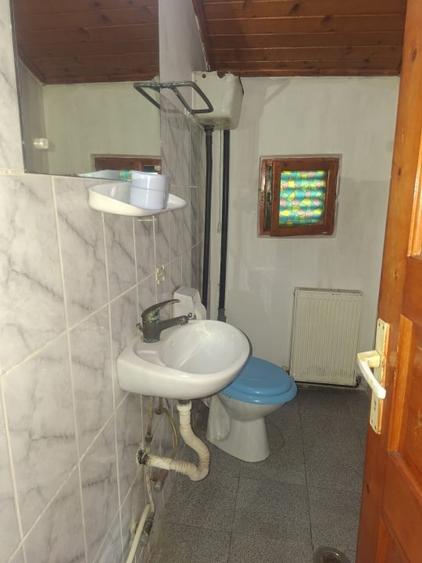Casă individuală cu 4 camere cu Canalizare în Izvoarele