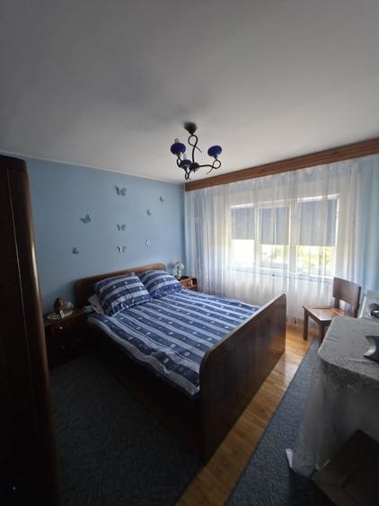 Apartament cu 3 camere decomandat în Sineasca