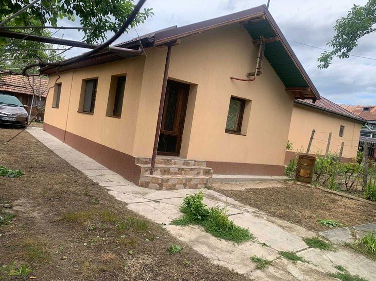 Casă cu 4 camere în Vâlcele