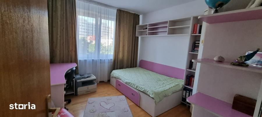 Apartament cu 3 camere semidecomandat în Pantelimon