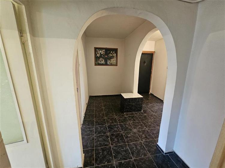 Apartament cu 3 camere decomandat în Micro IV