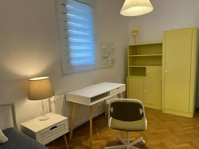 Apartament cu 3 camere semidecomandat, mobilat în Vatra Luminoasă