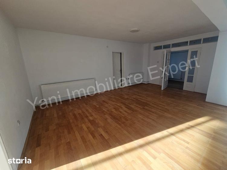 Casă cu 8 camere cu Teren 1500 Mp în Central