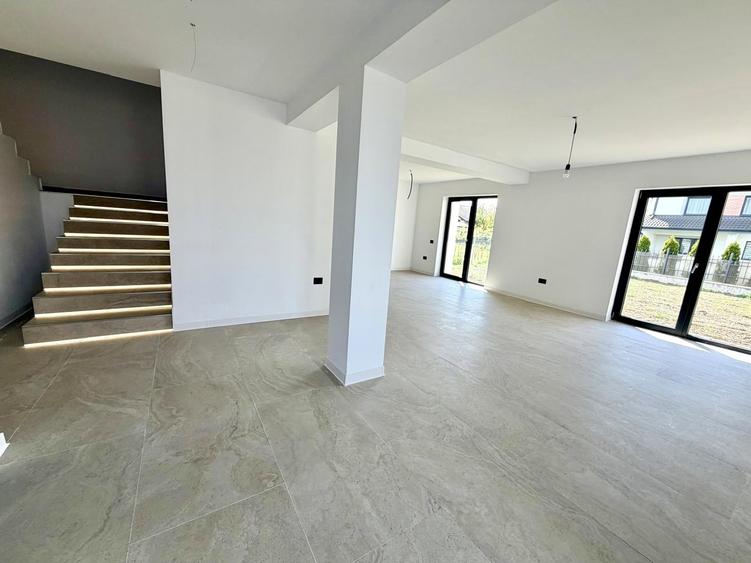 Duplex cu 4 camere cu Teren 320 Mp în Cetate