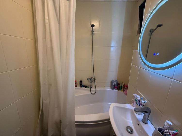 Apartament cu 3 camere decomandat în Titan