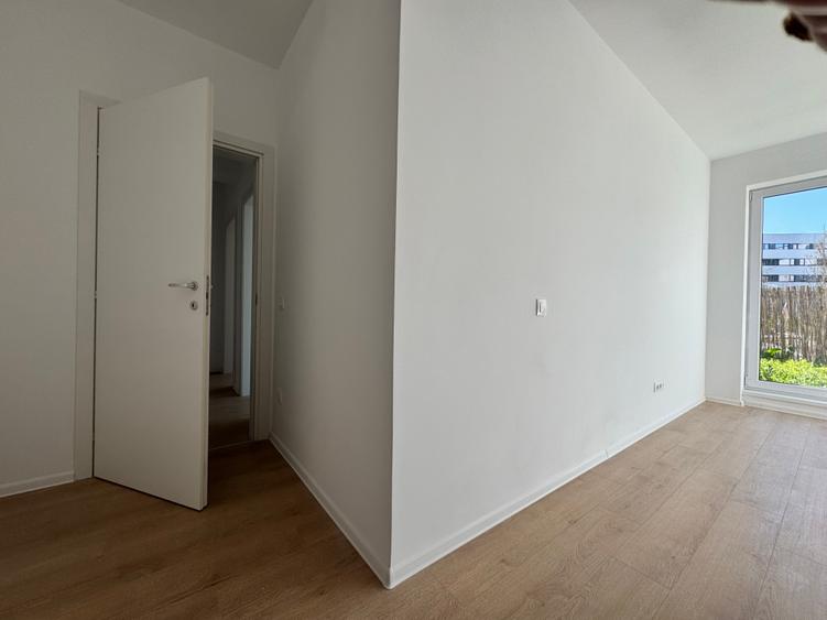 Apartament cu 4 camere semidecomandat în Străulești