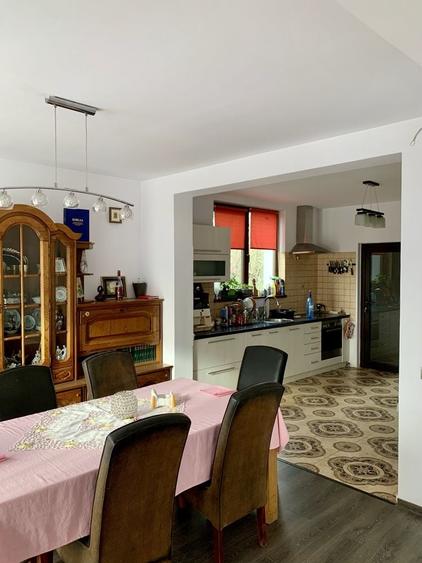 Casă cu 4 camere în Cătălina