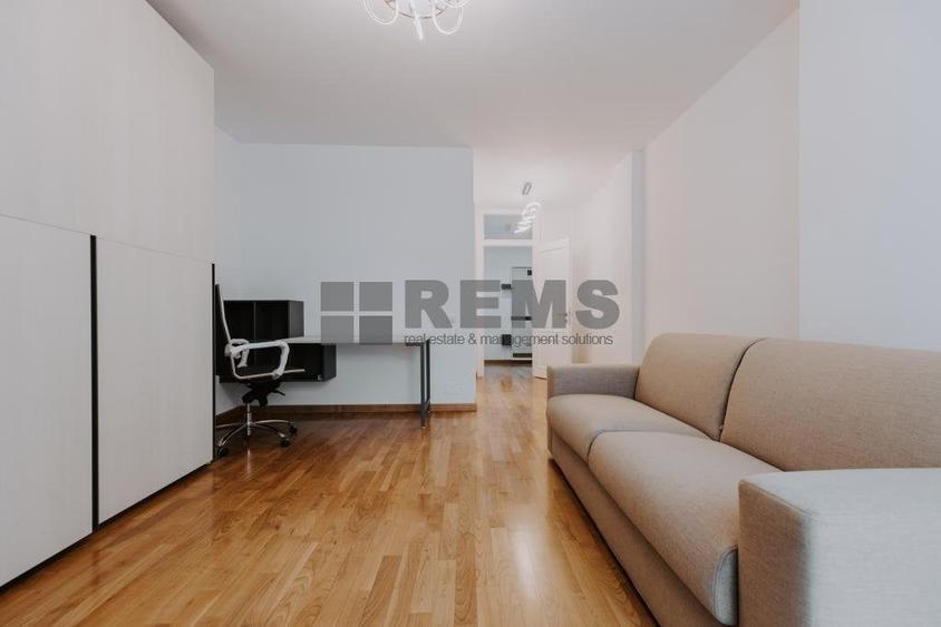 Apartament cu 3 camere semidecomandat, mobilat în Central