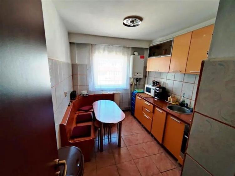 Apartament cu 3 camere decomandat, mobilat în Răcădău