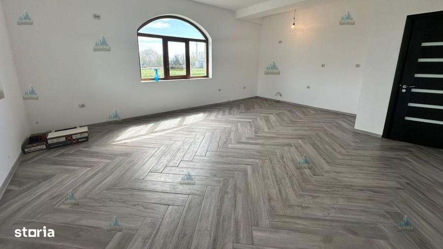 Casă cu 4 camere în Remuș