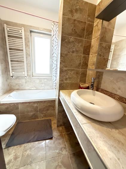 Apartament cu 3 camere semidecomandat în Aradului