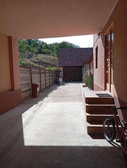 Casă cu 4 camere decomandat în Pianu