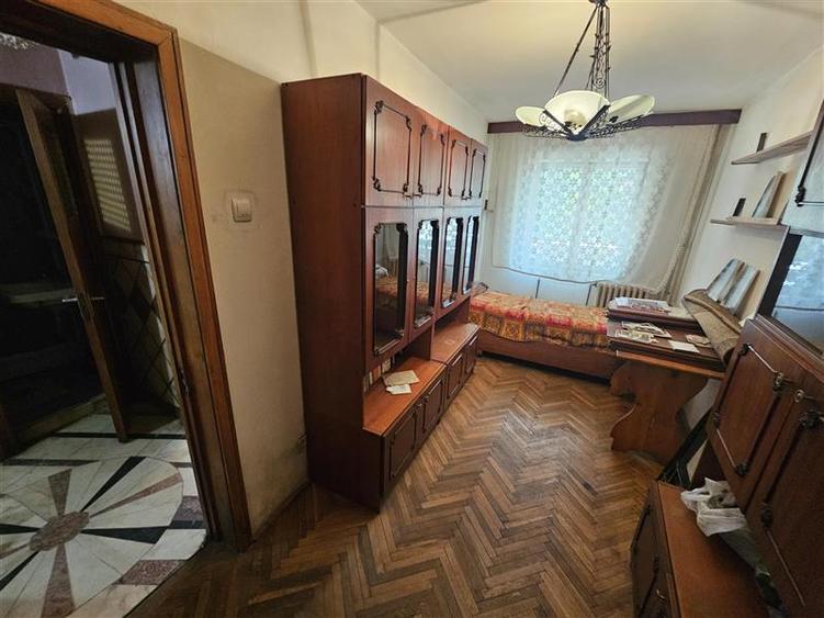 Apartament cu 4 camere semidecomandat, mobilat în Micro II