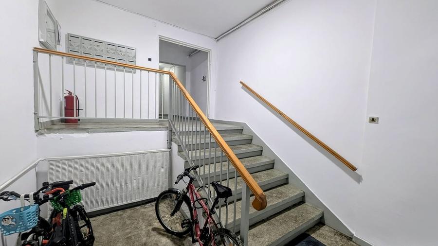 Apartament cu 5 camere decomandat în Est