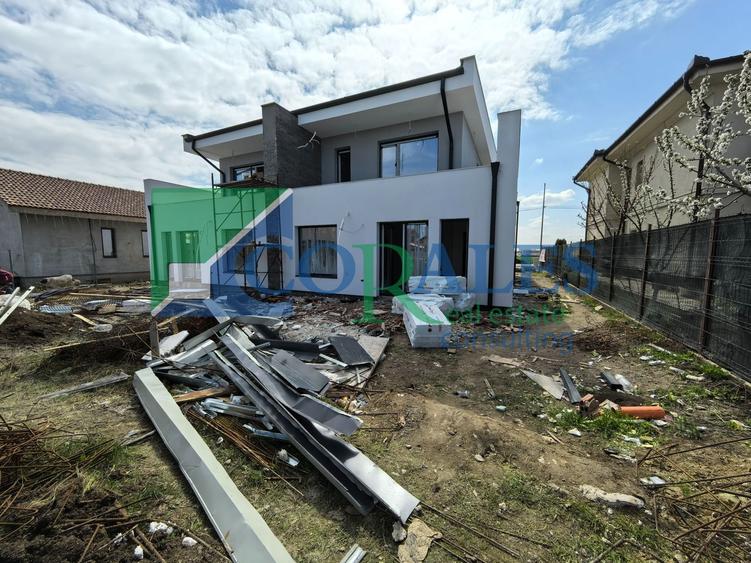 Duplex cu 4 camere cu Canalizare în Dumbrăvița