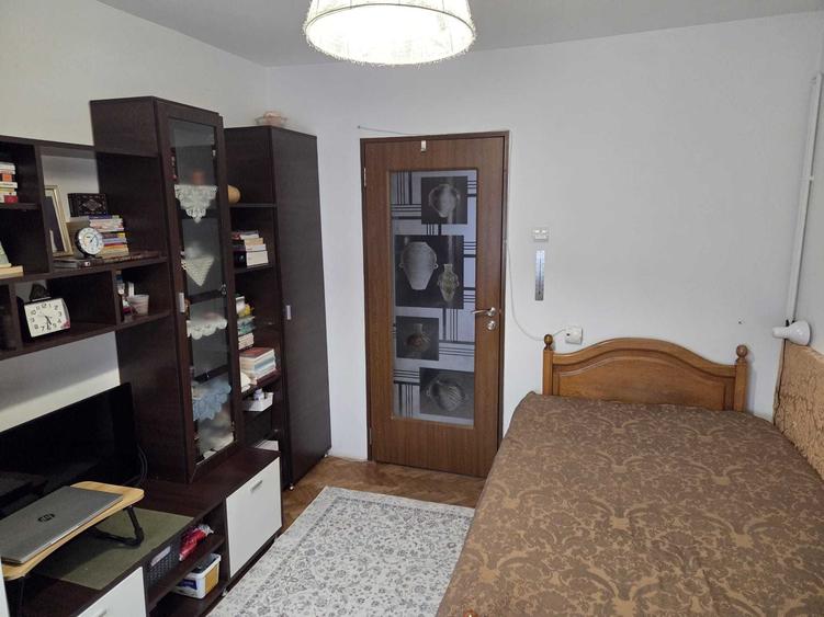 Apartament cu 4 camere decomandat în Central