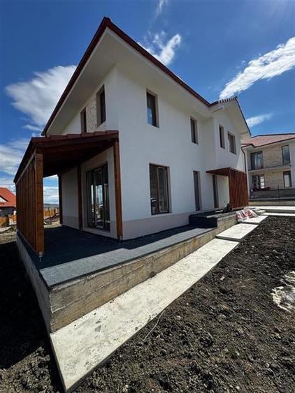 Duplex cu 4 camere cu Canalizare în Chinteni