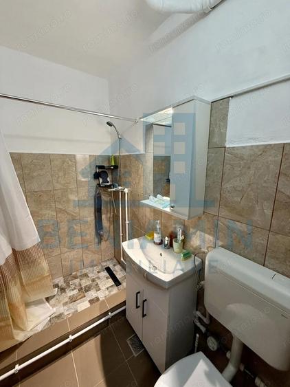 Apartament cu 4 camere decomandat în Craiovița Nouă
