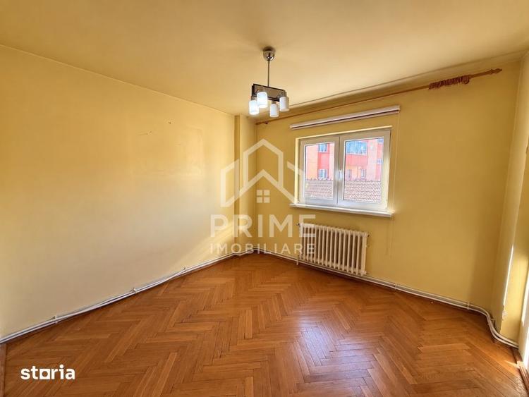 Apartament cu 4 camere decomandat în Cetate