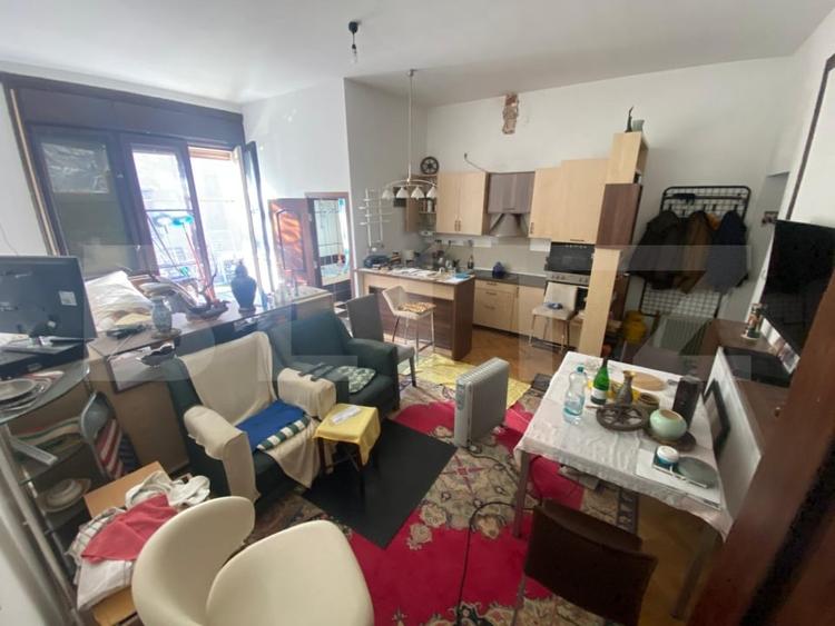 Apartament cu 6 camere decomandat în Central