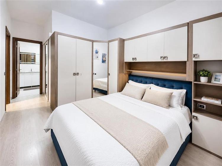 Apartament cu 2 camere decomandat, mobilat în Tractorul