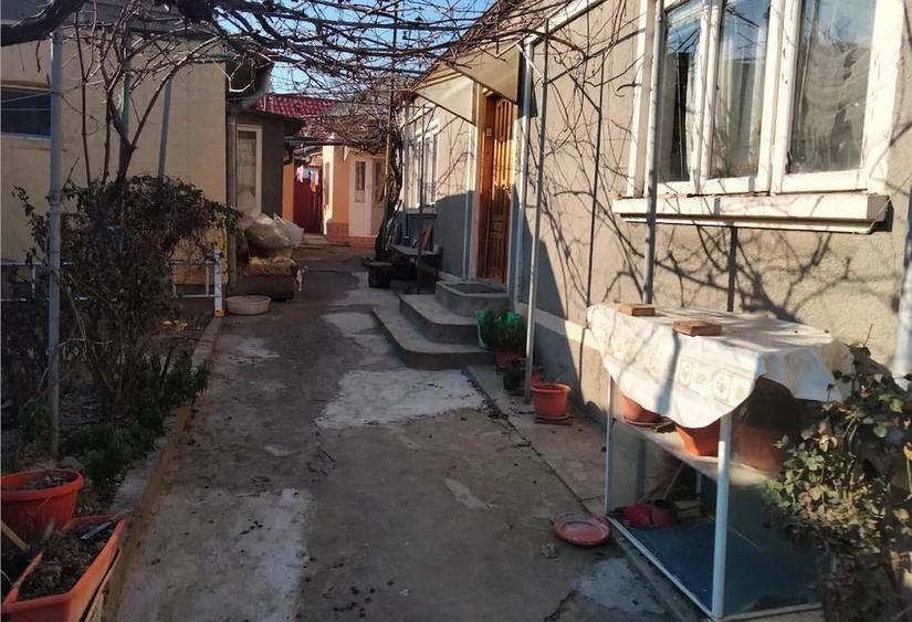 Casă cu 6 camere cu Teren 320 Mp în Păcii