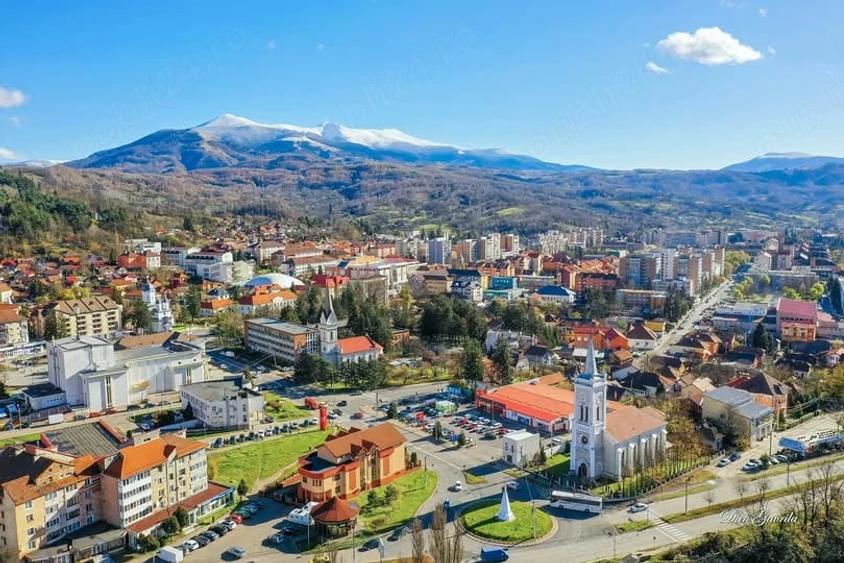 Apartament cu 3 camere semidecomandat în Petros