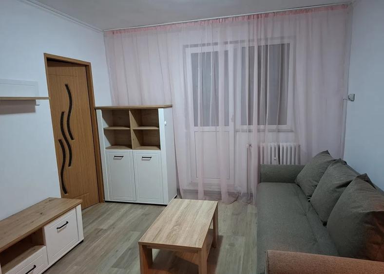 Apartament cu 2 camere semidecomandat în Podu Roș