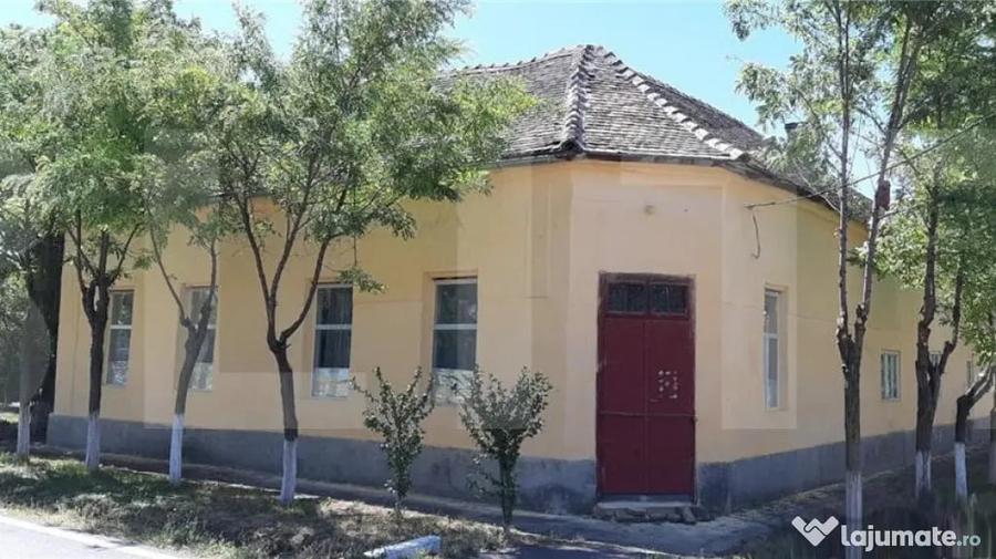 Casă cu 6 camere cu Teren 1400 Mp în Checea
