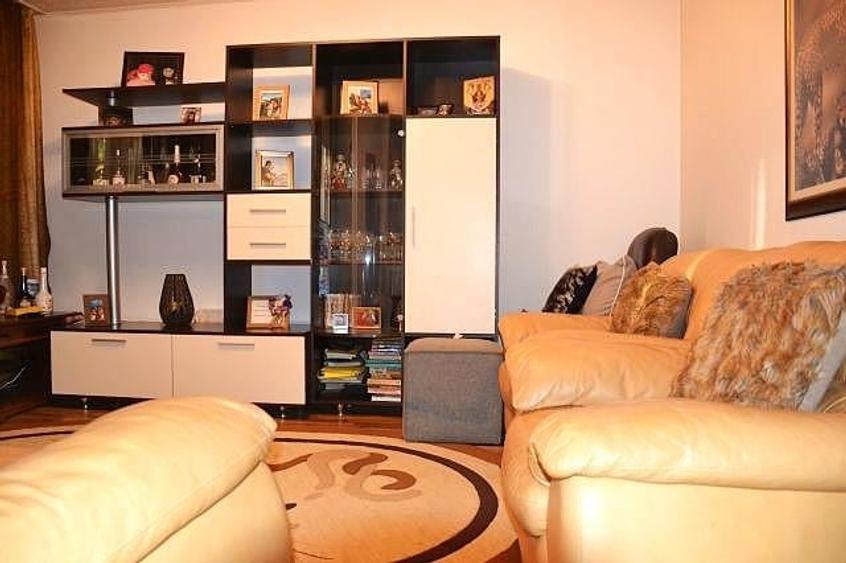 Apartament cu 3 camere decomandat în Micro 4