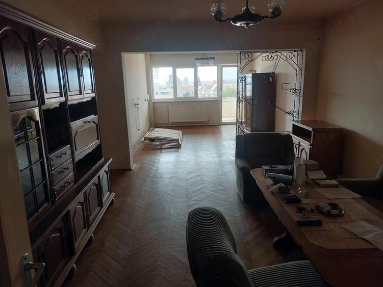 Apartament cu 4 camere decomandat în Central