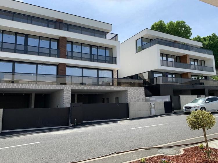 Duplex cu 4 camere cu Canalizare în Europa