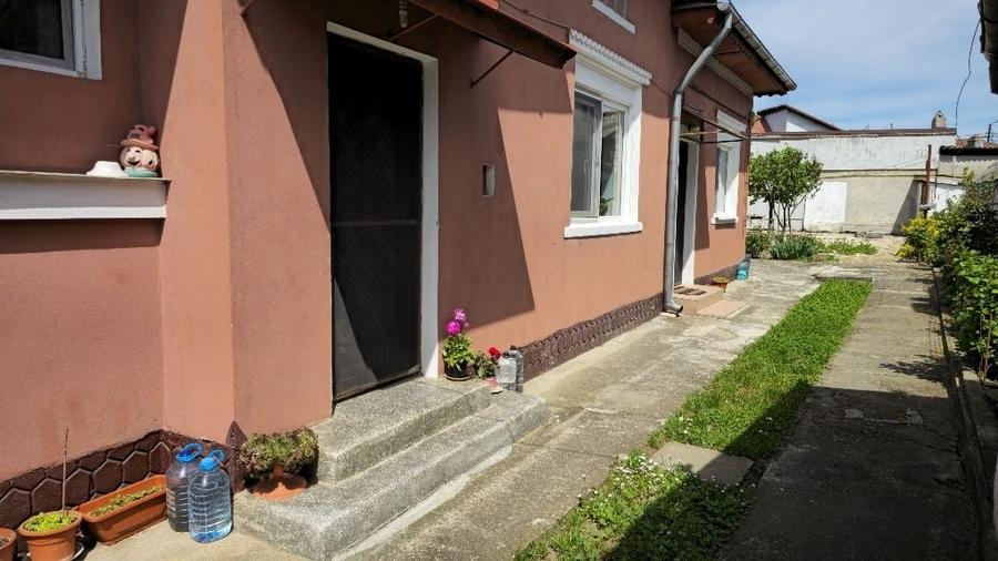 Casa primitoare cu 4 camere si 2 bai in Targoviste Renovata, izolata,cu posibilitatea de extindere a constructiei,teren 400 mp, zona foarte linistit - 1