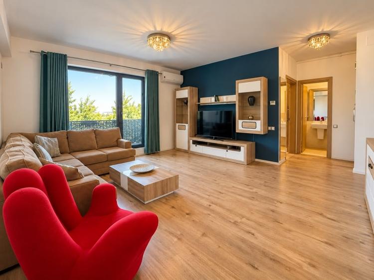 Apartament cu 4 camere decomandat, mobilat în Băneasa