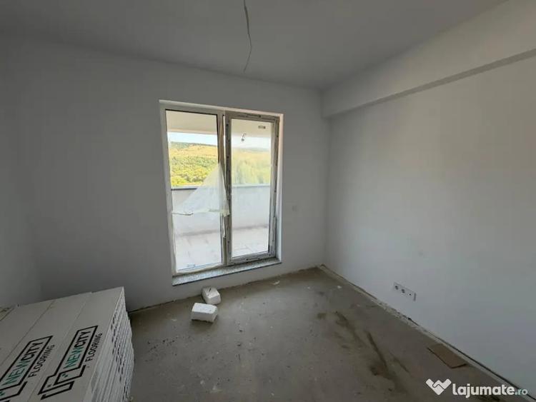Apartament cu 4 camere semidecomandat în Florești