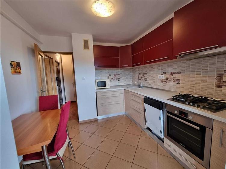 Apartament cu 3 camere decomandat în Nicolina