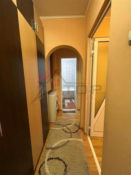 Apartament cu 3 camere semidecomandat în Sucidava