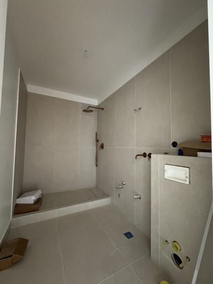 Apartament cu 3 camere semidecomandat, mobilat în Între Lacuri