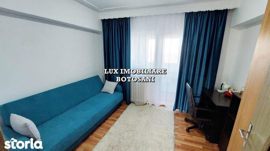 Apartament cu 4 camere decomandat în Central