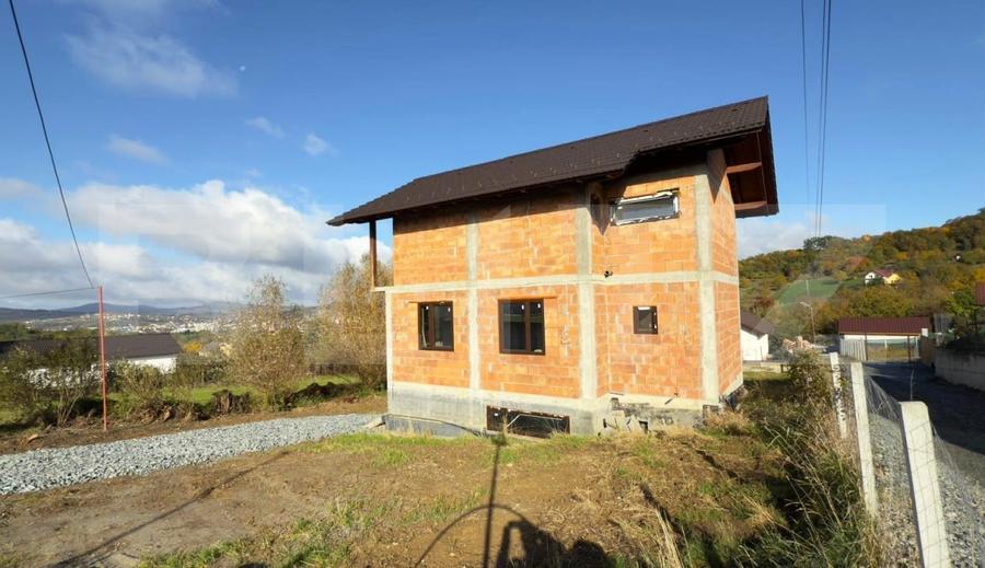 Casă individuală cu 5 camere cu Canalizare în Nord-Est